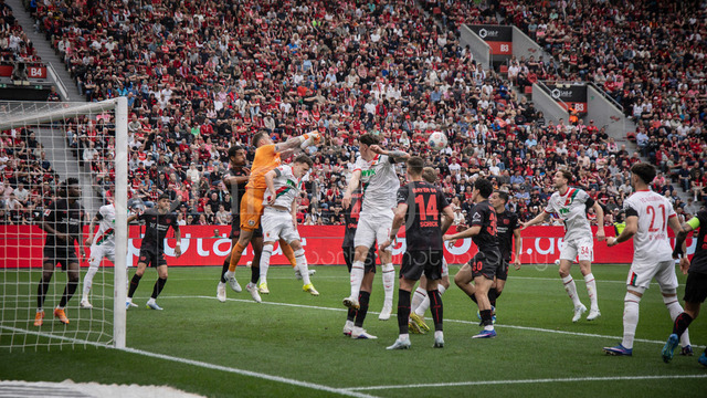 German Bundesliga, Bayer 04 Leverkusen vs. FC Augsburg, 18.04.2026 | LEVERKUSEN, GERMANY - APRIL 18, 2026 :  Keeper Mark Flekken (Bayer 04 Leverkusen, 1) saves a corner in the box during the German Bundesliga match on gameday 30 between Bayer 04 Leverkusen vs. FC Augsburg at BayArena on April 18, 2026 in Leverkusen, Germany. DFL REGULATIONS PROHIBIT ANY USE OF PHOTOGRAPHS AS IMAGE SEQUENCES AND/OR QUASI-VIDEO.