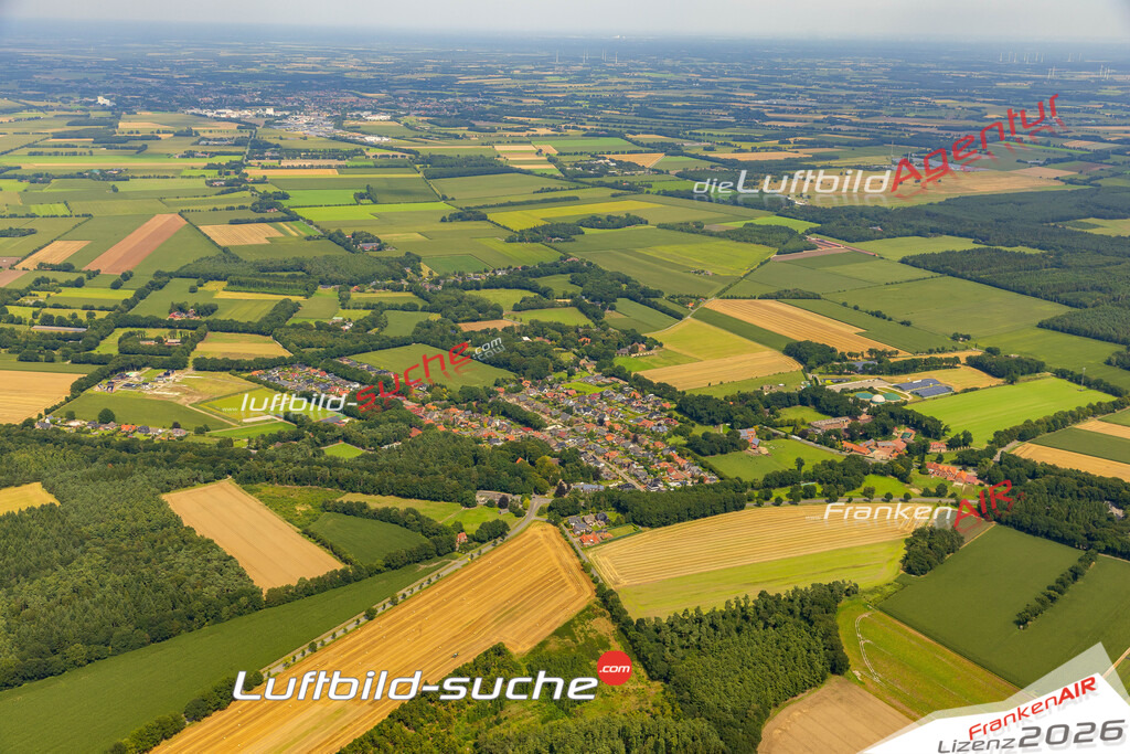 Klassische Luftaufnahme ohne Drohne zeigt:Varrelbusch bei Garrel - Die Luftbildaufnahme wurde 2025 vom UL-Flugzeug heraus erstellt ( keine Drohnenaufnahme ) - Hochauflösende Luftaufnahme -Nicht vergleichbar mit Google Maps oder Satelittenbilder- Die Geschenkidee !Mit Lizenz und Bildrechte bestellbar
