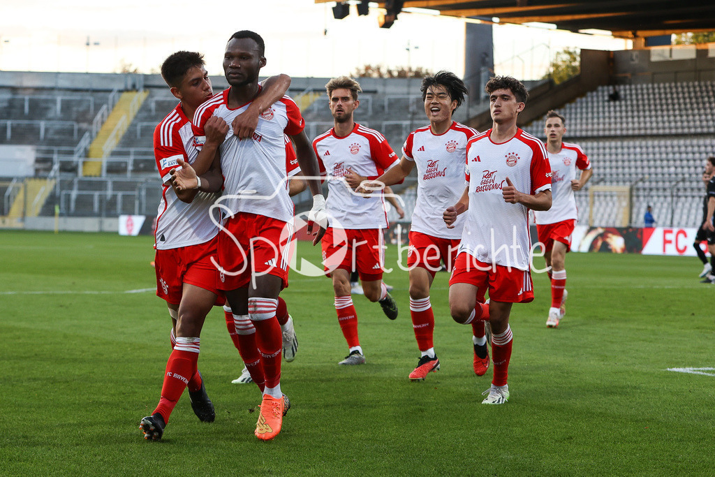 FC Bayern Amateure - FC Memmingen | Desire SEGBE AZANKPO (FCB #34)  jubelt mit seinen Teamkollegen nach seinem Elfmetertor zum 2-1 fuer die Bayern / Tor / Elfmeter / Jubel / Freude