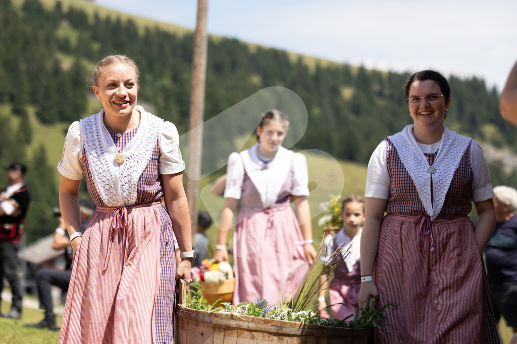 Rigi2025_2101 | Die Schwinger des Schwyzer Kantonalen Schwingerverbandes: Fotos, die Dynamik und Leidenschaft festhalten, sowie emotionale Momente aus dem traditionellen Schwingsport zeigen. - Realisiert mit Pictrs.com
