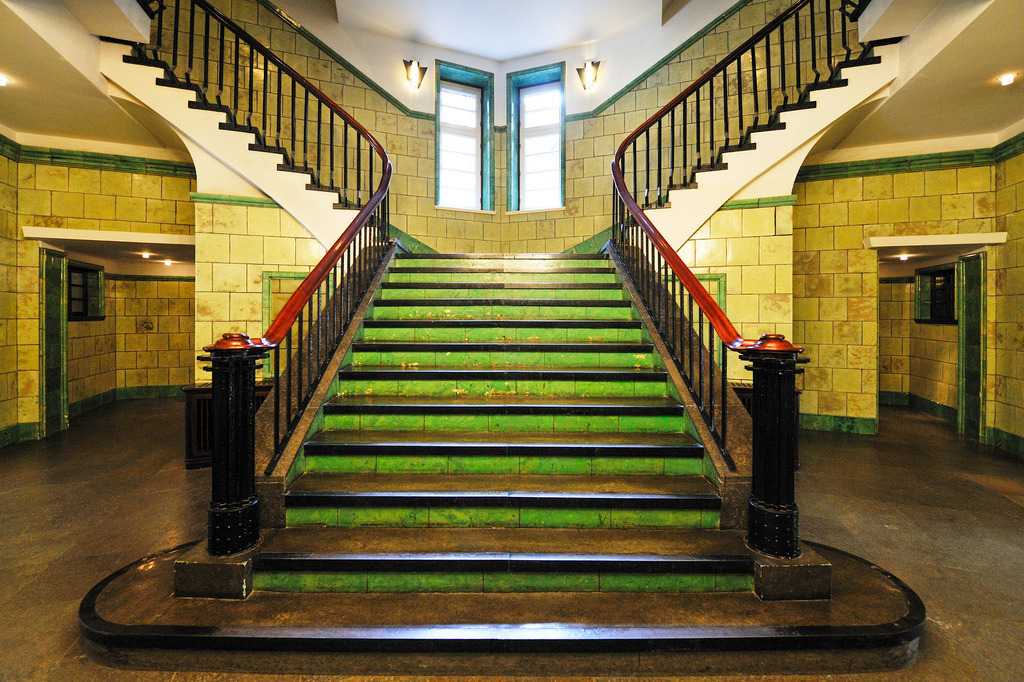 Treppenaufgang im Kontorhaus | Treppenhaus im Chilehaus in Hamburg - Realisiert mit Pictrs.com