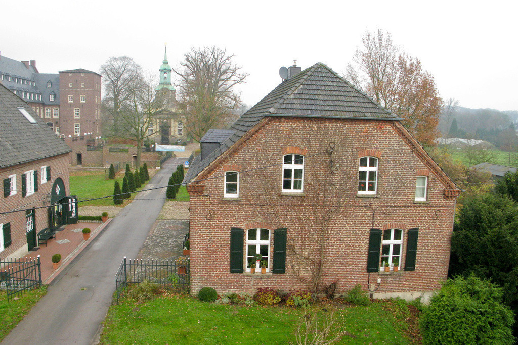 Am Schloß 002 | Foto, Video, Fotografie, Videografie, Fotobox, DJ, Discjockey, Musik, Musikbox, Veranstaltung, Photobooth, Amazon, Ebay, Buchtipp, Bestseller, Autor, Verlag, Buch, Wesel, Hamminkeln, NRW, Dinslaken, Rees, Drohne, Hochzeit, Party, Fotobox, Wesel, Fotograf