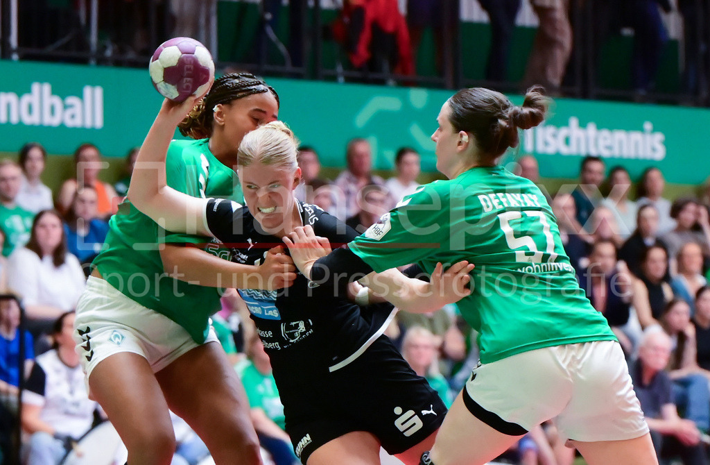 Handball, 2. Bundesliga Frauen, SV Werder Bremen - Kurpfalz Bären | Naomi Conze (SV Werder Bremen, 5), Ina Scheffler (Kurpfalz Bären, 14) und Alina Defayay (SV Werder Bremen, 57) im Dreikampf, Zweikampf, Spielszene, Aktion, Actio