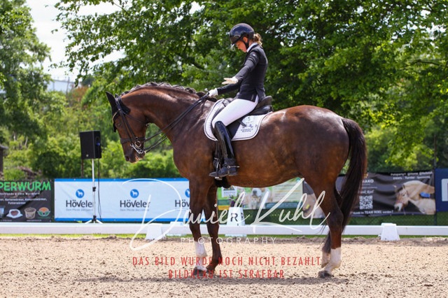 DKP40948 | Turnierfotos kaufen im Webshop von Daniel Kuhl Photography – entdecke professionelle Reitsportfotos aus Turnieren & Events. Hochwertige Turnierbilder online bestellen & sichern. Jetzt Fotos von Reitsportturnieren kaufen!