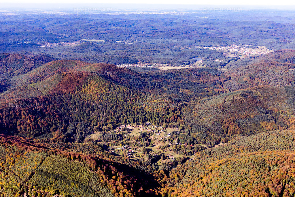 Aerial view: Wengelsbach in Niedersteinbach in the state Bas-Rhin, France. – Photo: IMG_095090.jpg taken on 10/16/2016 by Werner Riehm/FLY-FOTO.com – Resolution of the original: 5472 x 3648 px