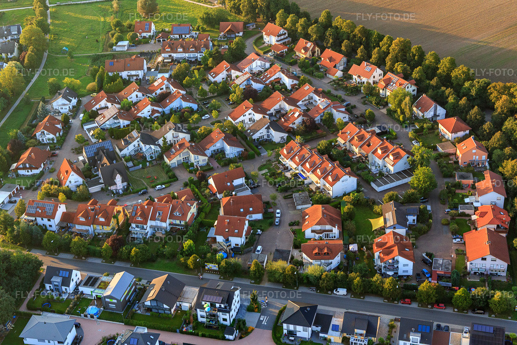 Luftbild: EFH-Siedlung mit roten Dächern zwischen Heppenheimer Straße und Odenwaldallee in Lorsch im Bundesland Hessen in Deutschland. – Foto: IMG_103080.jpg vom 28.08.2017 durch Werner Riehm/FLY-FOTO.de – Auflösung des Originals: 5472 x 3648 px