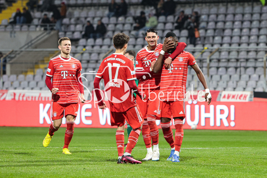 FC Bayern Amateure - 1. FC Schweinfurt | Der Jubel nach dem Treffer zum 2-0 durch Desire SEGBE AZANKPO (FCB #34)