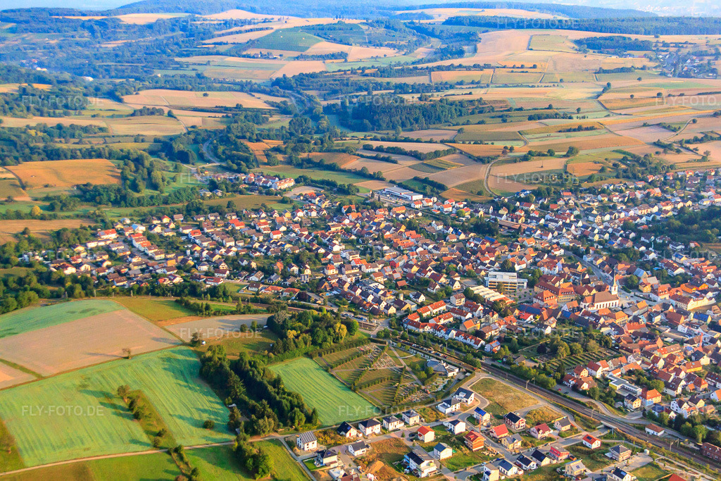 Luftbild: Ortsansicht von Süden im Ortsteil Jöhlingen in Walzbachtal im Bundesland Baden-Württemberg in Deutschland. Foto: IMG_52824.jpg vom 05.09.2012 durch Werner Riehm/FLY-FOTO.deAuflösung des Originals: 4752 x 3168 px