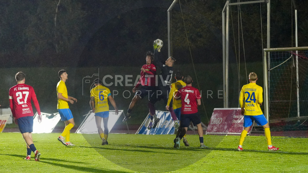 Fußball, Herren, Saison 2025/2026, Regionalliga Nordost, 12. Spieltag, FC Eilenburg vs. FSV 63 Luckenwalde, Freitag 17.10.2025, Ilburgstadion Eilenburg, | Fußball, Herren, Saison 2025/2026, Regionalliga Nordost, 12. Spieltag, FC Eilenburg vs. FSV 63 Luckenwalde, Freitag 17.10.2025, Ilburgstadion Eilenburg, Im Bild: Corvin Kosak (l. Eilenburg) im Luftduell mit florian Palmowski (r. Luckenwalde) - Realisiert mit Pictrs.com