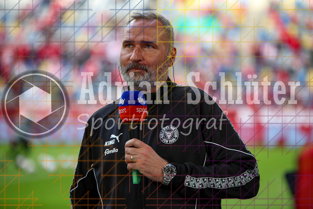 10.04.2026, GER, Fussball, Herren, 2. BL, Saison 2025/2026, Fortuna Düsseldorf - Holstein Kiel | Trainer Tim Walter (Kiel) schaut im Interview 