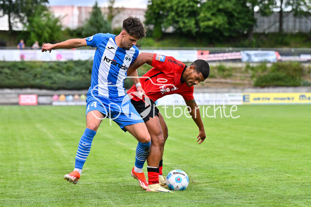 TSV Aindling - FV Illertissen | im Duell Uros MICIC (Illertissen 14) mit Dominic ROBINSON (Aindling 5) / Zweikampf / Verbandspokal Bayern: TSV Aindling - FV Illertissen, TSV Aindling Hauptplatz am 05.08.2025