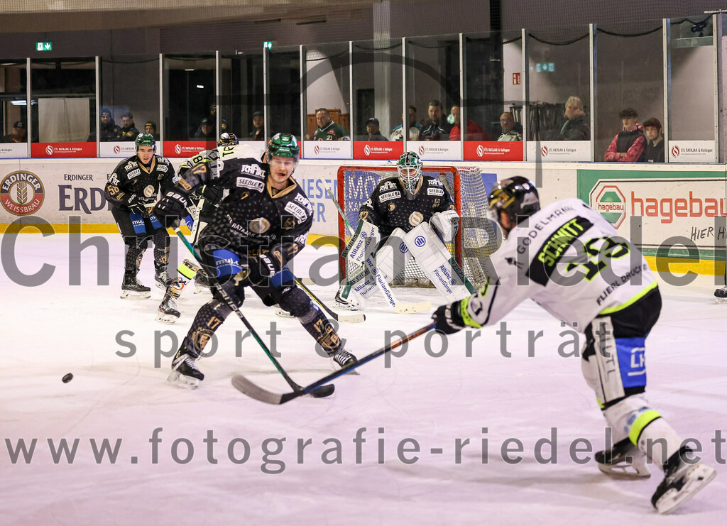 2024-02-23_070_TSV_Erding_gegen_ERSC_Amberg | Erding, Deutschland, 23.02.2024:
Eishockey, Bayernliga Playoffs 2023 / 2024, 3. Spieltag, TSV Erding gegen ERSC Amberg, Endergebnis: 2:3 n. V.

Elia Ostwald (Erding Gladiators, #17), Kevin Schmitt (ERSC Amberg, #19)

Foto: Christian Riedel / fotografie-riedel.net