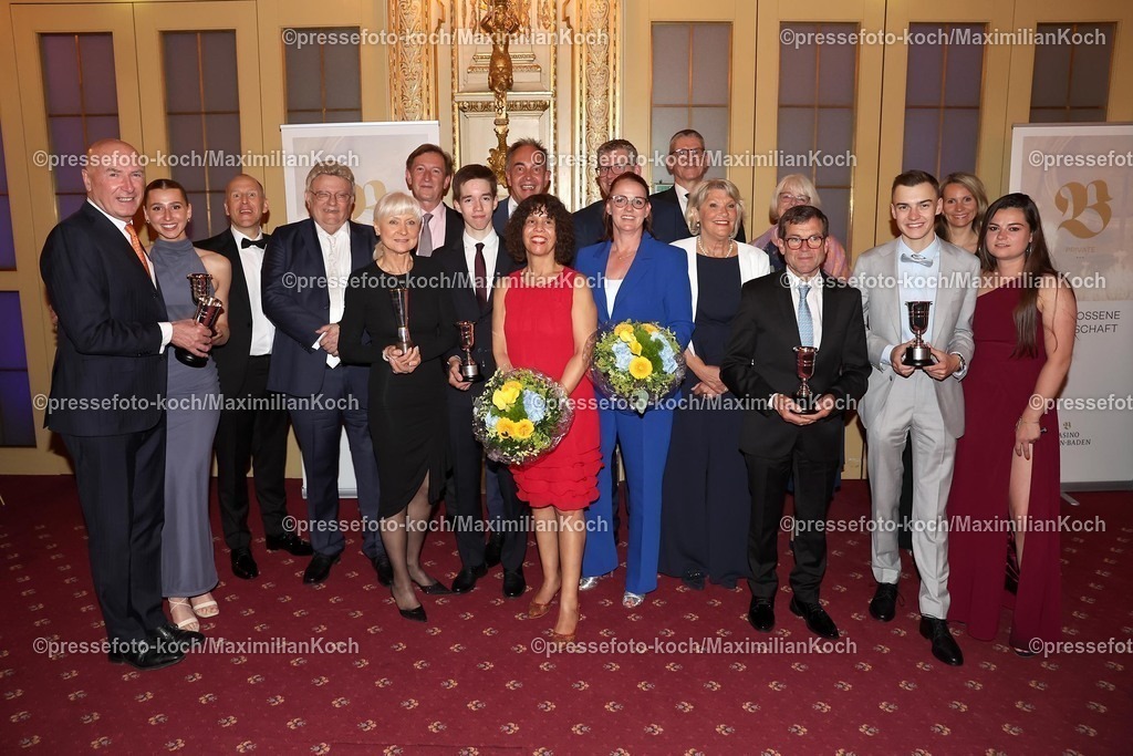 Champ31052499018 | Feierliche Ehrung der Champions 2023 - Gruppenfoto am 31.05.2024 bei der Championatsehrung in Baden-Baden. Copyright by Marc Ruehl - Veroeffentlichung nur gegen Honorar (zzgl.MwSt), Namensnennung und Beleg, Bank Routing Number: BIC GENODED1PAF, Bank Account Number: IBAN DE04 3706 2600 1201 6180 17, Steuer-Nr.: 203/5266/0306, Ust_Id_Nr.: De 122081417, Zur Gaulshuette 29, 50181 Bedburg, Phone: +49-(0)2272-83351, www.marcruehl.com, info@marcruehl.com, No Model Release, Abtretung von Persoenlichkeitsrechten der abgebildeten Person/Personen liegen nicht vor. Speichern in Bilddatenbanken oder Vervielfaeltigung ist ohne schriftliche Genehmigung nicht gestattet.
