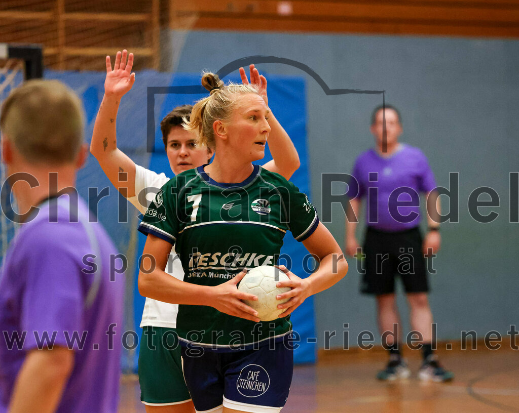 2023-09-16_009_TSV_Vaterstetten_gegen_SV_Muenchen_Laim | Baldham, Deutschland, 16.09.2023:
Handball, Bayernliga Frauen Staffel Süd 2023 / 2024, 1. Spieltag, TSV Vaterstetten gegen SV München Laim, Endergebnis: 23:34

Sophie Heringer (SV München Laim, #7)

Foto: Christian Riedel / fotografie-riedel.net