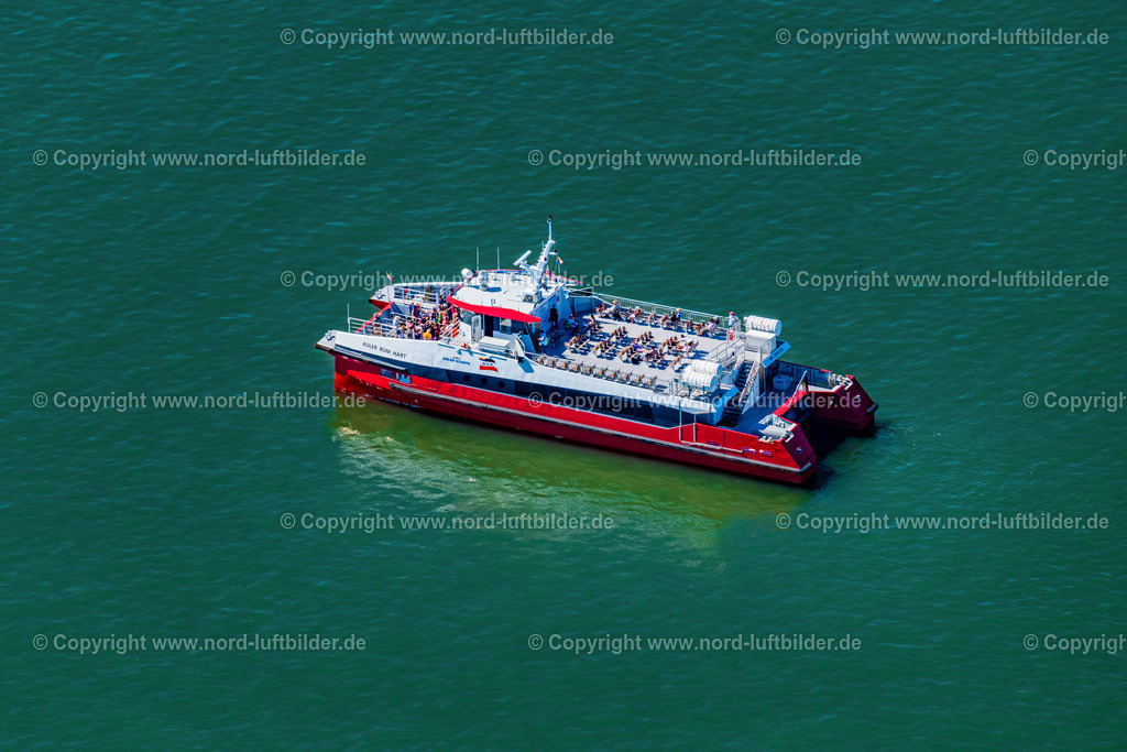 Adler_Rüm_Hart_Katamaran_Adler_Schiffe_ELS_8441130822 | WYK AUF FöHR 13.08.2022 Passagier- und Fahrgast- Schiff - Katamaran oder Zweirumpfboot " Adler Rüm Hart " in Wyk auf Föhr Nordfriesland im Bundesland Schleswig-Holstein, Deutschland. Weiterführende Informationen bei: Adler-Schiffe GmbH & Co. KG. // Passenger ship - Katamaran in Wyk auf Foehr North Friesland in the state Schleswig-Holstein, Germany. Further information at: Adler-Schiffe GmbH & Co. KG. Foto: Martin Elsen