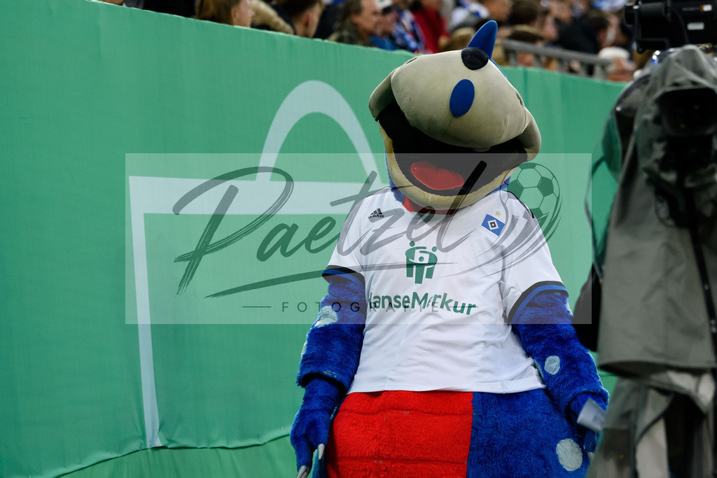 HSVSCF20220419_418 | Fussball, Herren: . Maskottchen Dino Hermann beim DFB-Pokal-Halbfinalspiel zwischen Hamburger SV und SC Freiburg im Volksparkstadion am 19.04.2022 in Hamburg, Deutschland.DFB / DFL REGULATIONS PROHIBIT ANY USE OF PHOTOGRAPHS AS IMAGE SEQUENCES AND/OR QUASI-VIDEO. - Realisiert mit Pictrs.com