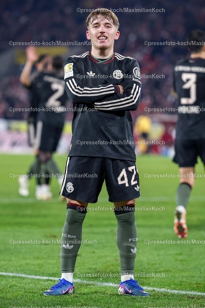 1FC14012601067 | 14.01.2026, Fußball, 1. FC Köln - FC Bayern München, 1. Fußball Bundesliga, 17. Spieltag, RheinEnergie-STADION, Saison 2025 2026: Torjubel nach dem Tor zum 3:1 durch Torschütze Lennart Karl (FC Bayern Muenchen #42) zusammen mit   DFB regulations prohibit any use of photographs as image sequences and or quasi-video.