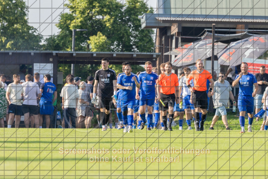 20250618_183719_0044 | #,SG Erkenbrechtsweiler-Hochwang (blau) vs. TSV Berkheim (grau), Fußball, Entscheidungsspiel 2 in Bezirksliga - Bezirk Neckar/Fils, Saison 2024/2025, Rasenplatz, Erlengarten 37, 73087 Bad Boll, 18.06.2025 - 18:30 Uhr,Foto: PhotoPeet-Sportfotografie/Peter Harich