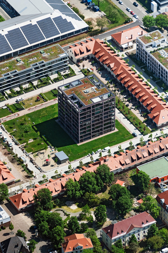dr__0105724.jpg | KARLSRUHE 26.05.2023 Mehrfamilienhaus- Wohnanlage " HOFGARTEN KARREE " an der Kußmaulstraße in Karlsruhe im Bundesland Baden-Württemberg, Deutschland. Weiterführende Informationen bei: Ed. Züblin AG,  GEM Ingenieurgesellschaft mbH Müller + Partner,  ZÜBLIN Timber GmbH. 