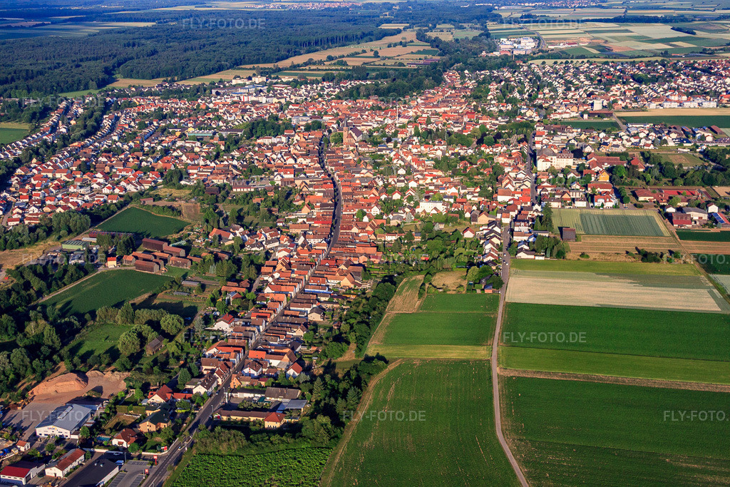 Luftbild: Ortsansicht von Osten in Herxheim bei Landau im Bundesland Rheinland-Pfalz in Deutschland. Foto: IMG_67924.jpg vom 14.06.2014 durch Werner Riehm/FLY-FOTO.deAuflösung des Originals: 4752 x 3168 px