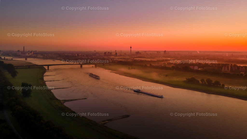 Morgens am Rhein in Düsseldorf zum Sonnenaufgang | Luftbild vom Rhein in Düsseldorf mit Schiffen am Morgen zum Sonnenaufgang. - Realisiert mit Pictrs.com