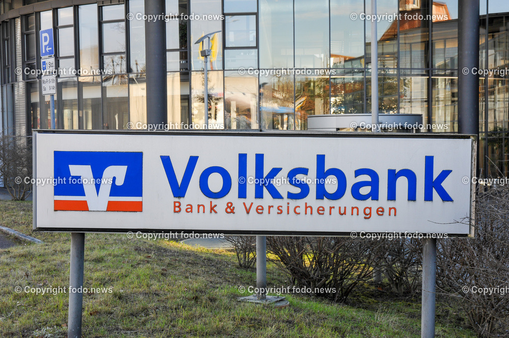 Deutschland_ Baden-Wuerttemberg_ Goeppingen_ 15.01.2025-15 | 15.01.2025, Deutschland, GER, Baden-Wuerttemberg, Goeppingen, im Bild Themenbild, Stadtansichten, Volksbank, Bank, Versicherung, sparen, versichern, Geld, Finanzen, Schild, Logo, Leuchtreklame, Werbung