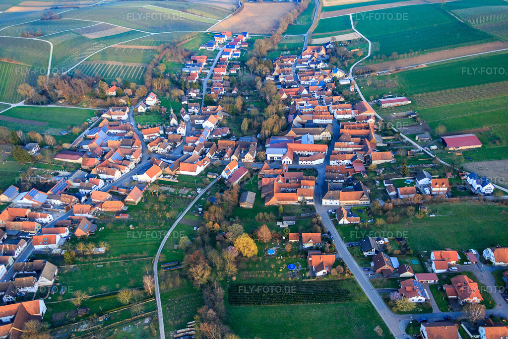 Luftbild: Kirchgasse von Westen in Dierbach im Bundesland Rheinland-Pfalz in Deutschland. Foto: IMG_086884.jpg vom 26.03.2016 durch Werner Riehm/FLY-FOTO.de