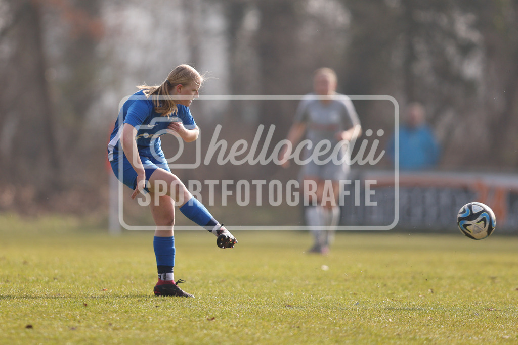 Fußball I Frauen I Saison 2025-2026 I Oberliga Niedersachsen I 15. Spieltag I SV Meppen 1912 e.v. U20 2 - BW Hollage -10 | Laura Kues (13, SV Meppen 1912 e.v.) Passt den Ball zur Mitspielerin. - Realisiert mit Pictrs.com