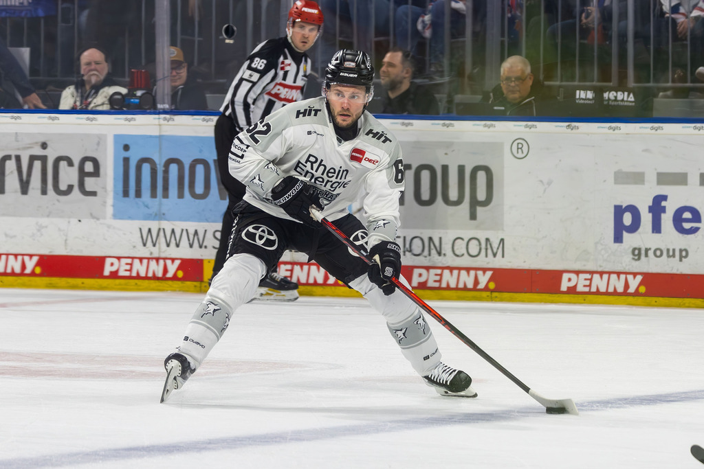 DEL, Deutsche Eishockey Liga Saison 2025/26, 49. Spieltag: Adler Mannheim gegen Kölner Haie | DEL, Deutsche Eishockey Liga Saison 2025/26, 49. Spieltag: Adler Mannheim gegen Kölner Haie***Am Puck: Parker Tuomie (62, Köln) - Realisiert mit Pictrs.com