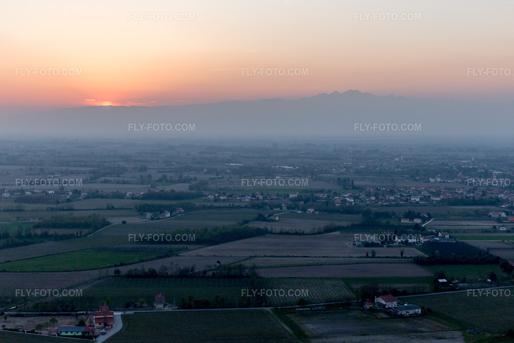 Aerial view: View of the town in Grava in the state Friuli Venezia Giulia, Italy. – Photo: IMG_099027.jpg taken on 04/08/2017 by Werner Riehm/FLY-FOTO.com – Resolution of the original: 5472 x 3648 px