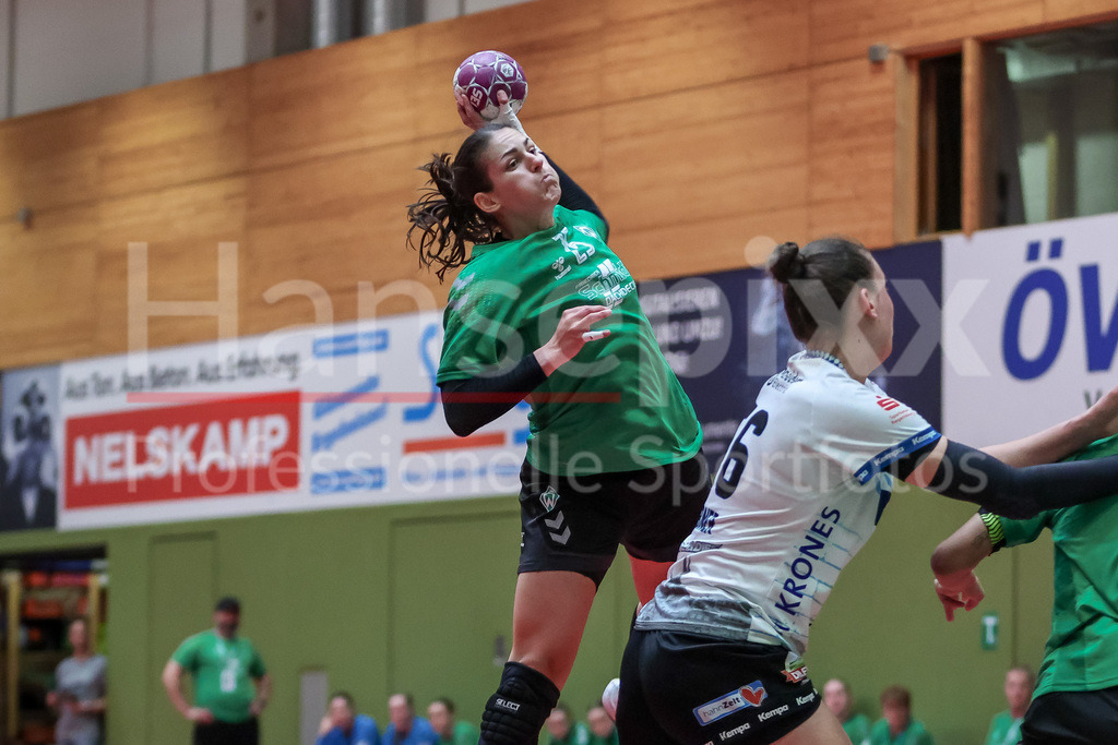 Handball, 2. Bundesliga Frauen, SV Werder Bremen - ESV 1927 Regensburg | v.li.: Anna Lena Bergmann (SV Werder Bremen, 25) beim Wurf, am Ball, Spielszene, Aktion, Action