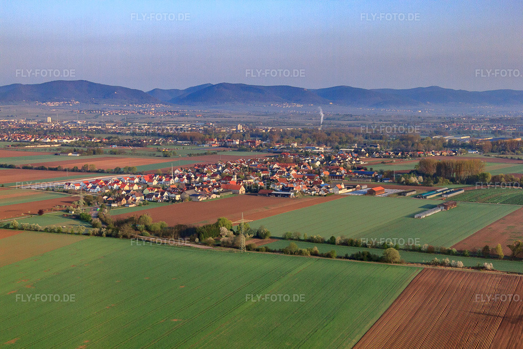 Luftbild: Ortsansicht von Südosten im Ortsteil Mörlheim in Landau im Bundesland Rheinland-Pfalz in Deutschland. Foto: IMG_49549.jpg vom 13.04.2012 durch Werner Riehm/FLY-FOTO.deAuflösung des Originals: 4752 x 3168 px
