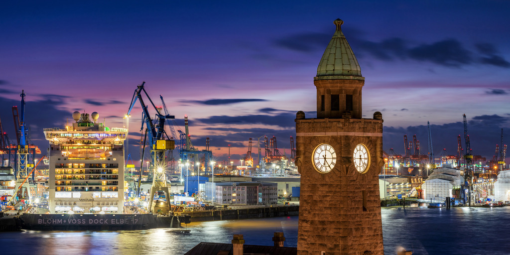 10230776 - Pegelturm und Dock Elbe 17 | Blick auf den Pegelturm und die nächtlichen Lichter des Hamburger Hafen.