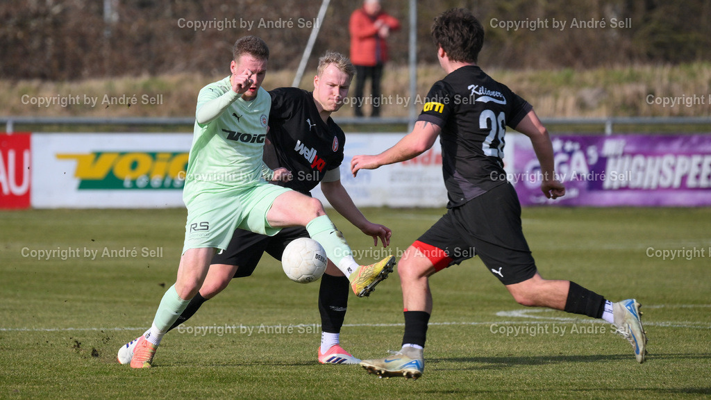 PSV Neumünster vs FC Kilia Kiel | Timo Barendt (PSV #22) vs Ove Witt (Kilia #3) &amp; Philipp Spohn (Kilia #26) / Fußball-Oberliga Männer 2025/2026 / PSV Neumünster vs FC Kilia Kiel / PSV Stadion Platz A / Neumünster / 07.03.26 - Realisiert mit Pictrs.com
