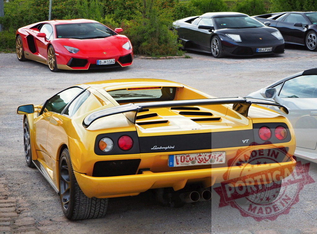 Lamborghini Diablo VT yellow sports car parked | Lamborghini Diablo VT parked on a gravel lot with other exotic cars - Realisiert mit Pictrs.com