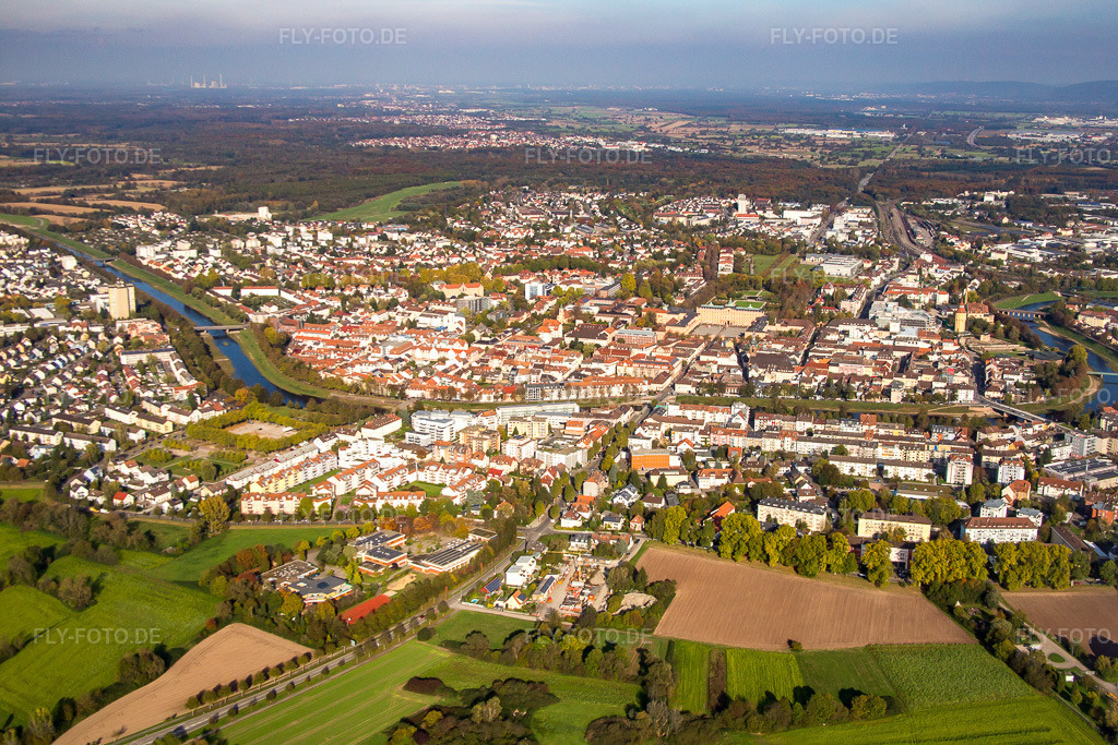 Luftbild: Ortsansicht von Südwesten in Rastatt im Bundesland Baden-Württemberg in Deutschland. Foto: IMG_075250.jpg vom 26.10.2014 durch Werner Riehm/FLY-FOTO.de