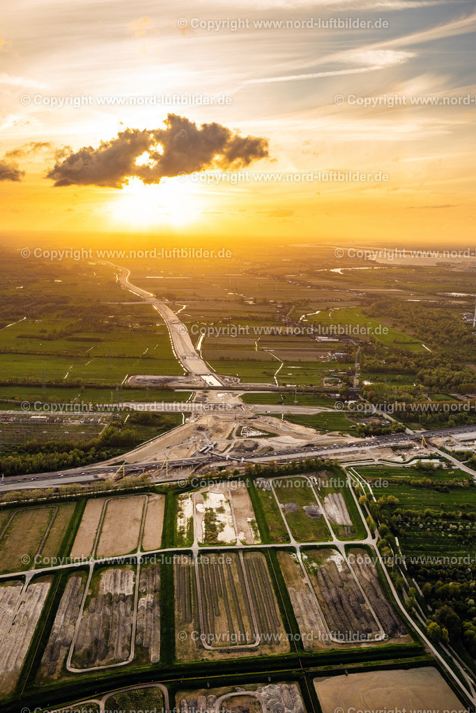 Hamburg_A7_Anschluss_A26_Baustelle_ELS_2038140424 | HAMBURG 14.04.2024 Autobahn- Baustelle mit Erschließungs- , Aufschüttungs- und Erdarbeiten entlang der Trasse und des Streckenverlaufes " Anschußstelle A26 A7 " in Hamburg, Deutschland. // Motorway- Construction site with earthworks along the route and of the route of the highway " Anschussstelle A26 A7 " in Hamburg, Germany. Foto: Martin Elsen