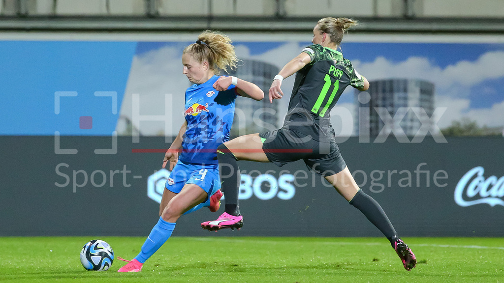 Fussball, Google Pixel Frauen-Bundesliga, VfL Wolfsburg - RB Leipzig | v.li.: Nina Räcke (RB Leipzig, 4) und Alexandra Popp (Alex Popp, VfL Wolfsburg, 11) im Zweikampf, Duell, Dynamik, Aktion, Action, Spielszene, DIE DFB-RICHTLINIEN UNTERSAGEN JEGLICHE NUTZUNG VON FOTOS ALS SEQUENZBILDER UND/ODER VIDEOÄHNLICHE FOTOSTRECKEN. DFB REGULATIONS PROHIBIT ANY USE OF PHOTOGRAPHS AS IMAGE SEQUENCES AND/OR QUASI-VIDEO.