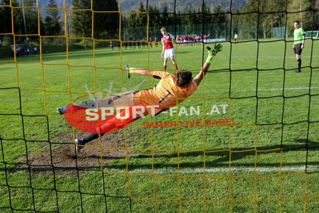 AUSTRIA U15 - MEXICO U15 | MARCEL STÖHR (Austria #14) Cristo Navarete (Mexico #1) ; AUSTRIA U15 - MEXICO U15 am 29.04.2022 in Arnoldstein
(Sportplatz), AUSTRIA, (Photo by Ernst Krawagner sport-fan.at) - Realisiert mit Pictrs.com