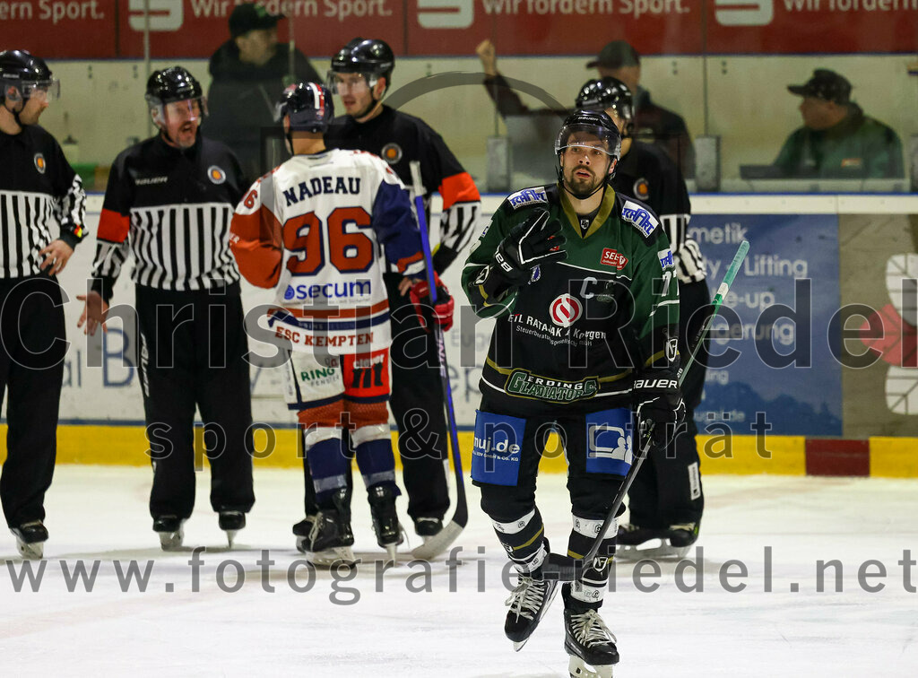 2023-03-07_054_TSV_Erding_gegen_ESC_Kempten | Erding, Deutschland, 07.03.2023:
Eishockey, Bayernliga Playoffs 2022 / 2023, Viertelfinale, TSV Erding gegen ESC Kempten, Endergebnis: 9:3

Eric Nadeau (ESC Kempten, #96), Philipp Michl (Erding Gladiators, #77)

Foto: Christian Riedel / fotografie-riedel.net