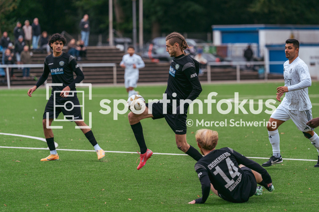 SSV Germania Wuppertal – Cronenberger SC | Nermin Hadzic (9, Cronenberger SC) im Dribbling. Bezirksliga Niederrhein, Gruppe 2: SSV Germania Wuppertal gegen Cronenberger SC, Wuppertal, 11.10.2026. Endstand: 1:4. sportimfokus / Marcel Schwering - Realisiert mit Pictrs.com