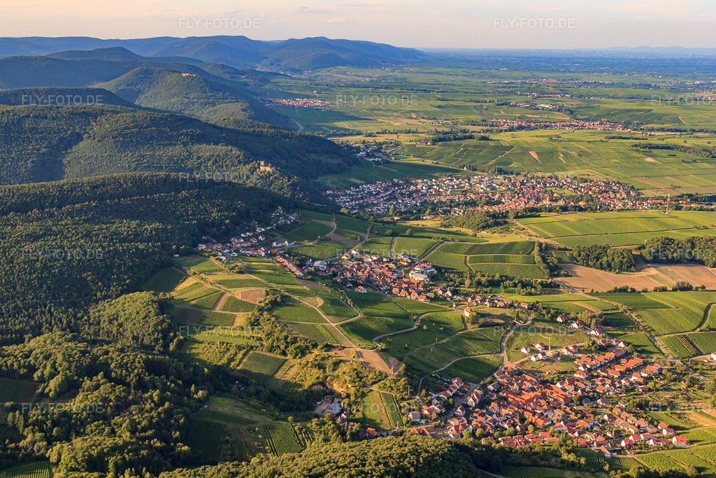 Luftbild: Winzerdorf von Süden im Ortsteil Gleishorbach in Gleiszellen-Gleishorbach im Bundesland Rheinland-Pfalz in Deutschland. Foto: IMG_51296.jpg vom 04.08.2012 durch Werner Riehm/FLY-FOTO.deAuflösung des Originals: 4752 x 3168 px