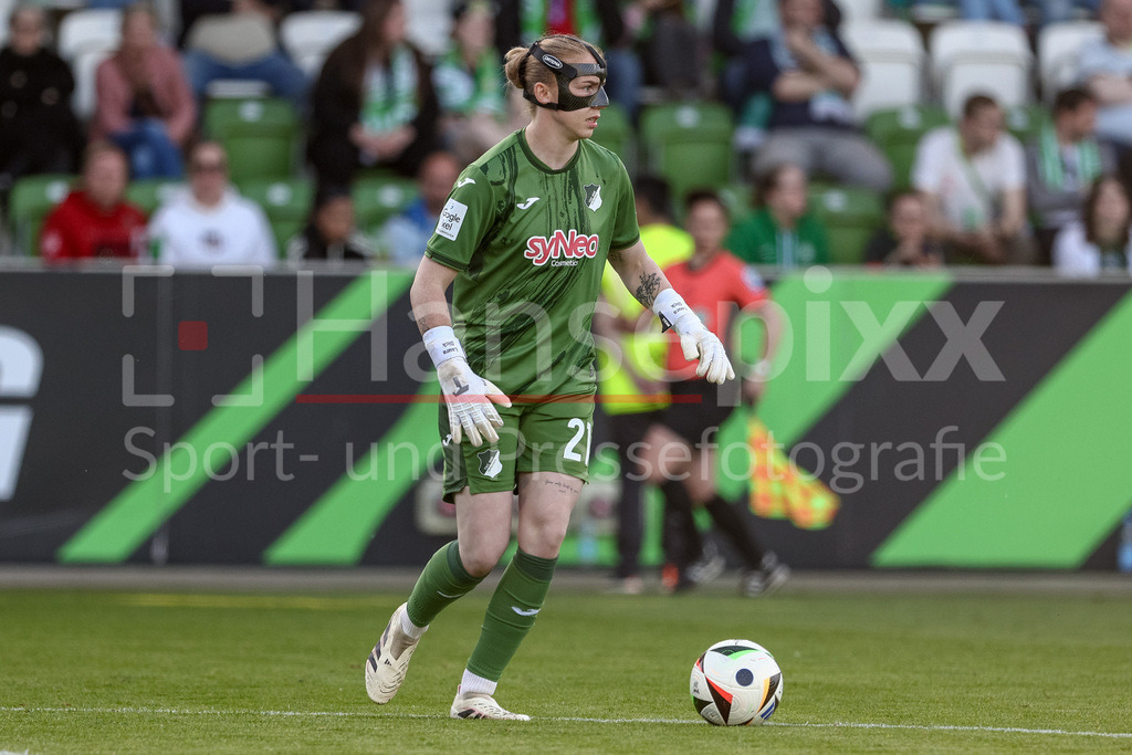 Fussball, Google Pixel Frauen-Bundesliga, VfL Wolfsburg - TSG 1899 Hoffenheim | Laura Dick (Torhüterin, Torwart, TSG 1899 Hoffenheim, 21) am Ball, Freisteller, Einzelbild, Ganzkörper, Aktion, Action, Spielszene, DIE DFB-RICHTLINIEN UNTERSAGEN JEGLICHE NUTZUNG VON FOTOS ALS SEQUENZBILDER UND/ODER VIDEOÄHNLICHE FOTOSTRECKEN. DFB REGULATIONS PROHIBIT ANY USE OF PHOTOGRAPHS AS IMAGE SEQUENCES AND/OR QUASI-VIDEO.
