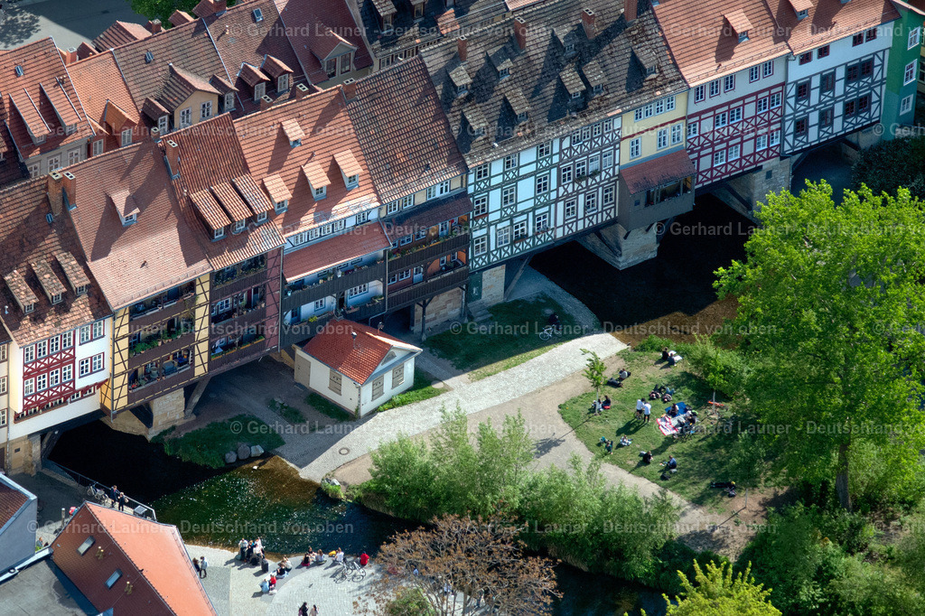 4025690 | ERFURT 06.05.2020 Historische Alte Brücke " Krämerbrücke Erfurt " über die Gera im Ortsteil Altstadt in Erfurt im Bundesland Thüringen, Deutschland. Weiterführende Informationen bei: Krämerbrücke Erfurt,  Landeshauptstadt Erfurt. // Historic Old Bridge " Kraemerbruecke Erfurt " across Gera in the district Altstadt in Erfurt in the state Thuringia, Germany. Further information at: Kraemerbruecke Erfurt,  Landeshauptstadt Erfurt. Foto: Gerhard Launer