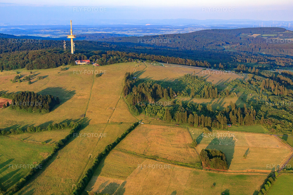 Luftbild: Hoherodskopf im Ortsteil Breungeshain in Schotten im Bundesland Hessen in Deutschland. – Foto: IMG_68678.jpg vom 21.06.2014 durch Werner Riehm/FLY-FOTO.de – Auflösung des Originals: 4752 x 3168 px – Erlebnisberg Hoherodskopf - Spaß & Abenteuer für die ganze Familie