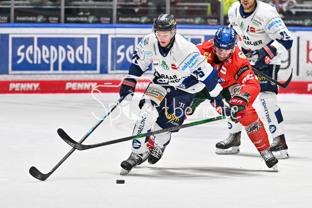 Augsburger Panther - Iserlohn Roosters | AUGSBURG, GERMANY - 06. JANUARY: im Duell Julian NAPRAVNIK (Iserlohn Roosters 75) und Thomas SCHEMITSCH (Augsburger Panther 62) während dem Match zwischen den Augsburger Panthern und den Iserlohn Roosters am 37. Spieltag der Penny DEL im Curt Frenzel Stadion