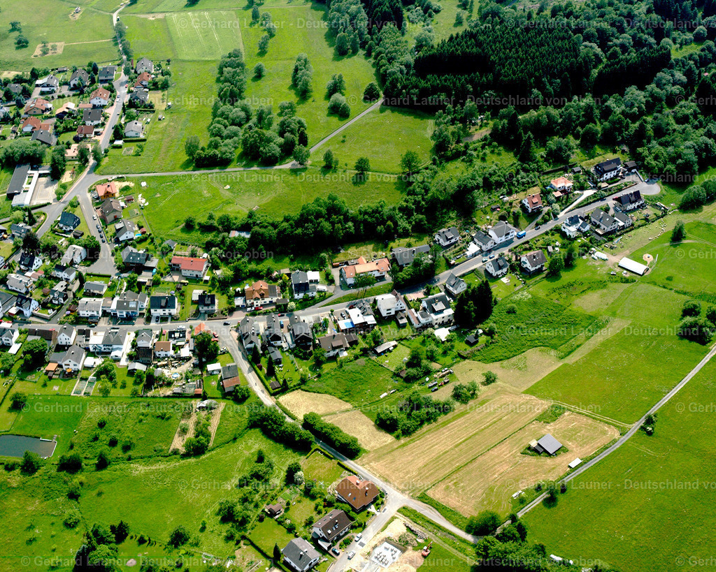 2611025 | MANDELN 09.06.2006 Landwirtschaftliche Nutzflächen und Feldgrenzen  umsäumen das Siedlungsgebiet des Dorfes in Mandeln im Bundesland Hessen, Deutschland // Agricultural land and field boundaries surround the settlement area of the village  in Mandeln in the state Hesse, Germany Foto: Gerhard Launer