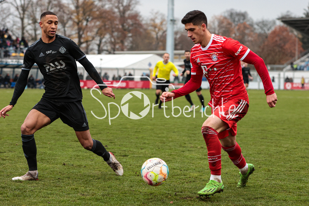SV Vikoria Aschaffenburg - FC Bayern Amateure | Felix METZLER (SVVA #20) im Duell mit Grant-Leon RANOS (FCB #22)