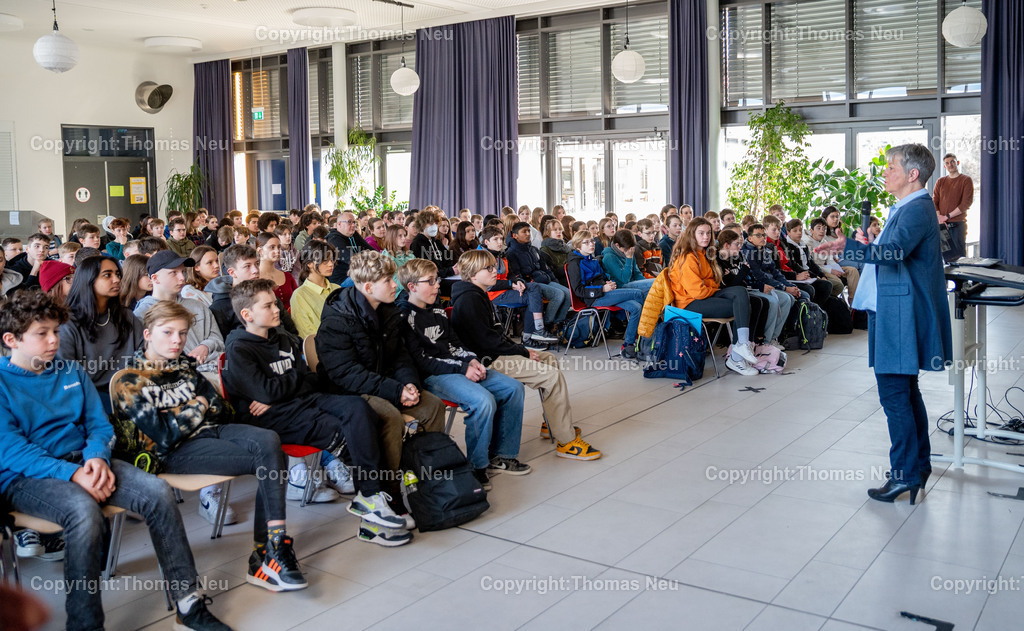 DSC_0618 | bbe, Bensheim, Goethegymansium, Bürgermeisterin Christine Klein vor Schülern, Warum braucht man eine Bürgermeisterin, Frau Klein? Gesprächsrunde mit Siebt- und Achtklässler am Goethe, Bild: Thomas Neu