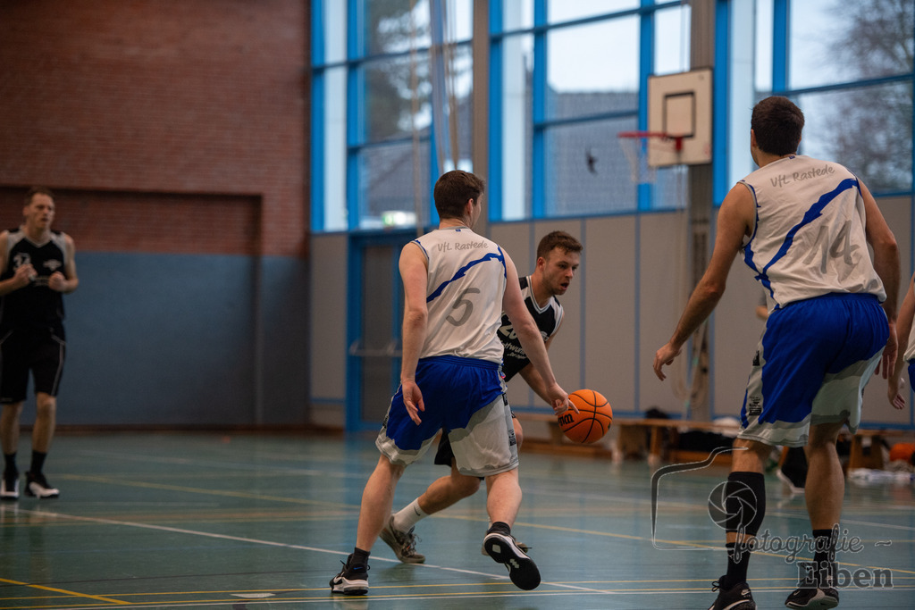 VFL Rastede 2-VfL Edewecht Wattworms | VFL Rastede II (weiß)-VfL Edewecht Wattworms (schwarz) am 18.02.2024; in Kleibrok (Sporthalle Zur-Windmühlen-Straße), Photo: Philip Eiben 2024 - Realisiert mit Pictrs.com